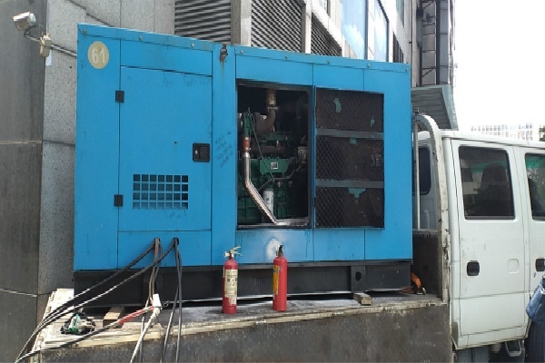 東莞六綠餐飲臨時用電租發(fā)電機(jī)現(xiàn)場
